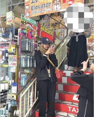 Lisa裤子上的中文笑不活了