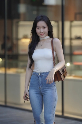 街上和闺蜜逛街的小姐姐