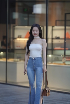 街上和闺蜜逛街的小姐姐