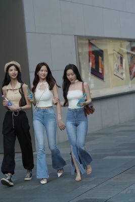 街上和闺蜜逛街的小姐姐